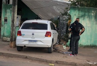 Carro bateu contra muro de casa após o acidente (Foto: Divulgação/PMRR)