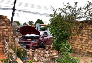 Muro de casa ficou destruído após o acidente (Foto: Divulgação/PMRR)