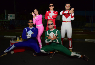 Luciano da Silva (vermelho) e os amigos vão de Power Rangers há quatro anos (Foto: Nilzete Franco/FolhaBV)