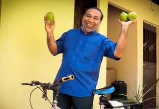 Antonio Paradas, 50 anos, vende os pacotes de manga verde pela cidade em uma bicicleta - Foto: Vanessa Fernandes/FolhaBV