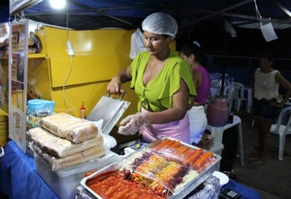 Ângela Oliveira vende comida no carnaval há 10 anos. (Foto: Wenderson Cabral/FolhaBV)