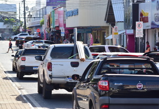 Trânsito na avenida Sebastão Diniz (Foto: Nilzete Franco/FolhaBV)