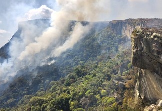 Na Serra do Tepequém, incêndio florestal lança fumaça sobre moradores da vila por 24 horas. (Foto: reprodução)