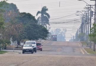 A fumaça prejudica a qualidade do ar e a visibilidade nas ruas da capital (Foto: Nilzete Franco/FolhaBV)