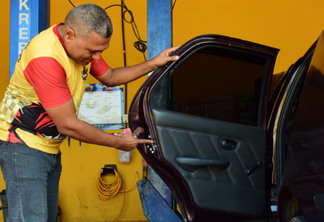 Fechar porta com força pode prejudicar peças a longo prazo, afirma mecânico (Foto: Nilzete Franco/FolhaBV)