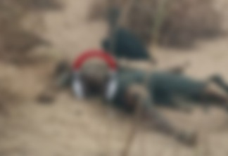 Foto mostra corpo da vítima rodeado por dois urubus (Foto: Divulgação)