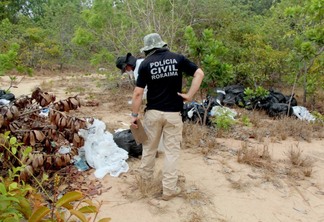 Peritos durante manuseio dos sacos de lixo (Foto: Wenderson Cabral/FolhaBV) 