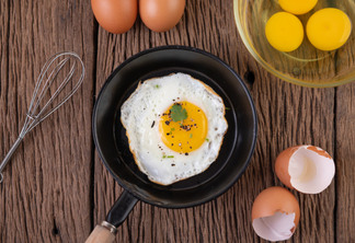 De acordo com Livia Muniz, incluir o ovo no café da manhã já é uma ótima iniciativa . (Foto: reprodução/Jcomp/Freepik