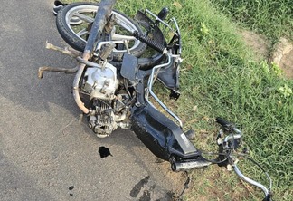 Motocicleta envolvida no acidente (Foto: Fernanda Vasconcelos/Folha BV) 