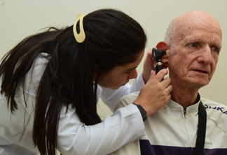 A fonoaudióloga Mariana Duarte ressaltou a necessidade de buscar acompanhamento médico para o diagnóstico da perda auditiva (Foto: Nilzete Franco/FolhaBV)