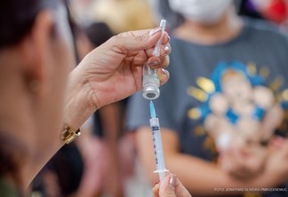 O público-alvo deve procurar as UBS com sala de vacina (Foto: Jonathas Oliveira/Divulgação)