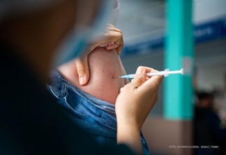 De acordo com o Ministério da Saúde, essa decisão foi motivada por uma série de estudos que destacam os benefícios da vacina como tratamento complementar para esses pacientes (Foto: Arquivo)