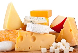 Os resultados sugerem que o consumo de laticínios, especialmente queijo, pode estar associado a um menor risco de demência, conforme apontado pelos cientistas. (Foto: Reprodução/Internet)