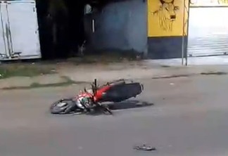 Motocicleta ficou caída após acidente (Foto: Reprodução/Redes Sociais)