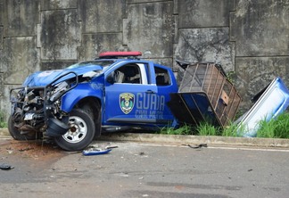 Frente da viatura ficou destruída após o acidente (Foto: Nilzete Franco/Folha BV)