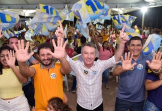 Os então candidatos a prefeito e vice-prefeito de Alto Alegre, Wagner Nunes e Irmão Max, com o governador Antonio Denarium (Foto: Divulgação)