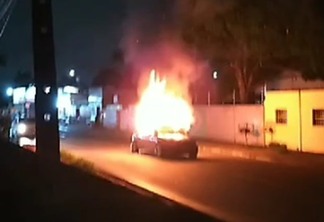 Carro foi incendiado na noite desse sábado (6) (Foto: Reprodução/Redes Sociais)