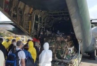 Funcionários da Embaixada Brasileira e mais 12 civis embarcaram agora há pouco em um avião da FAB, na cidade de Maiquetia, na Venezuelana (Foto: Divulgação)