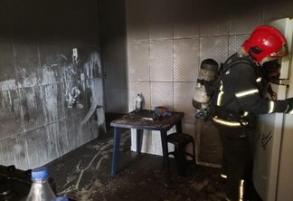 O fogo ficou concentrado somente na cozinha. A equipe precisou arrombar a casa para conter o incêndio (Foto: Divulgação/CBMRR)