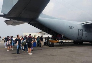Antes de embarcar na aeronave uruguaia, em Caracas, todos os passageiros fizeram o teste para Covid-19 (Foto: Divulgação)