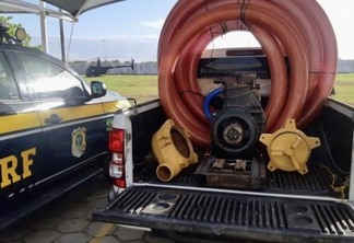 O veículo, a bomba draga e os mantimentos transportados foram encaminhados à Polícia Federal (Foto: Nucom/PRF)