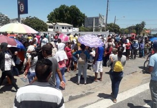Pessoas formam grandes filas em frente as agências da Caixa (Foto: Nilzete Franco/FolhaBV)