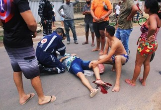 Motocicleta era conduzida por filho da vítima, que teve apenas escoriações no corpo durante o ocorrido (Foto: Aldenio Soares)