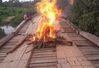 Durante o conflito, indígenas montaram uma fogueira em uma ponte localizada na região (Foto: Divulgação)