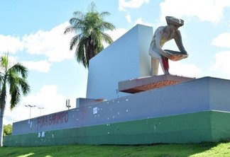 Monumento aos Garimpeiros (Foto: Nilzete Franco/FolhaBV)