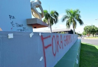 Monumento ao Garimpeiro pichado (Foto: Nilzete Franco/FolhaBV)