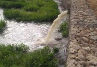 A Caer estaria despejando esgoto erradamente no Rio Branco e no igarapé Caxangá (Foto: Divulgação)