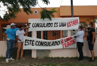 Um grupo de imigrantes venezuelanos se reuniu na tarde dessa quinta-feira, 11, com faixas em frente ao Consulado (Foto: Yésica Morais)