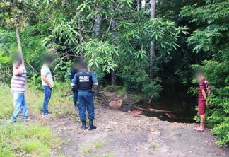 O corpo da vítima foi encontrado em um igarapé localizado próximo ao viaduto do contorno oeste (Foto: Aldenio Soares)