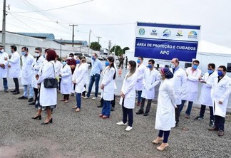 Médicos compareceram frente ao Hospital de Campanha (Foto: Nilzete Franco / FolhaBV)