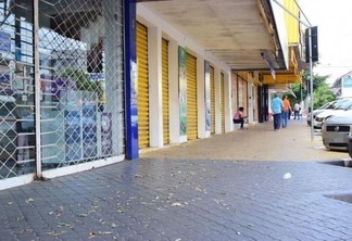 Lojas de diversos segmentos do comércio local estão fechadas desde o dia 22 de março (Foto: Nilzete Franco/FolhaBV