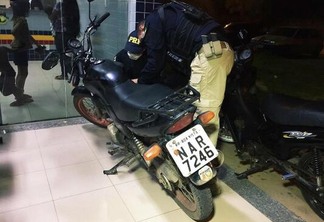 A motocicleta foi roubada em 2019 e teve a cor e placa adulterados (Foto: Aldenio Soares)