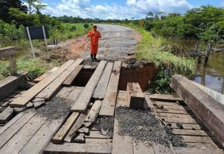 As fortes chuvas na região danificaram a cabeceira da ponte sobre o rio Baruana há cerca de 15 dias (Foto: Divulgação)