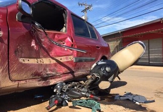 A motorista do carro iria fazer um retorno quando a motocicleta colidiu em cheio na porta do lado esquerdo - Foto: Aldenio Soares