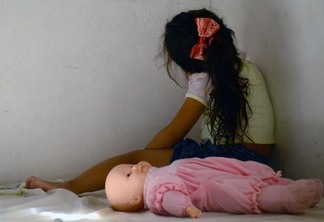 Homem obrigava as filhas a assistir vídeos pornográficos e abusava delas na cama ou banheiro - Foto: Nilzete Franco/FolhaBV
