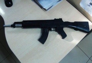 Réplica de fuzil AK-47 apreendido pela GCM - Foto: Aldenio Soares
