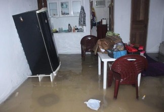A chuva invadiu algumas casas e destruiu móveis (Foto: Divulgação)