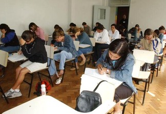 Para eventuais dúvidas, estudantes podem acessar www.caixa.gov.br/fies ou ligar para 3004-1104 ou 0800 726 0104 (Foto: Arquivo Agência Brasil)