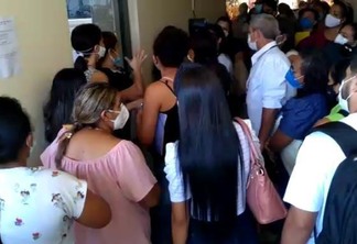 Candidatos se aglomeraram no prédio da Sesau para cobrar explicações - Foto: Divulgação