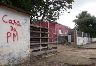 O prédio da Casa Polícia Militar de Roraima (PMRR) abrigava uma ocupação espontânea de imigrantes venezuelanos (Foto: Nilzete Franco/FolhaBV)