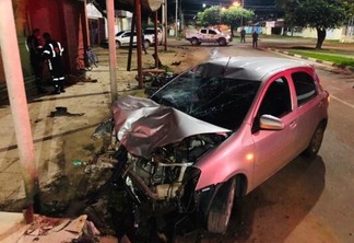 A frente do carro ficou completamente destruída com a colisão - Foto: Aldenio Soares