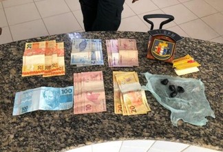 Com a dupla foi encontrada a quantia de R$ 293 e quatro invólucros - Foto: Aldenio Soares