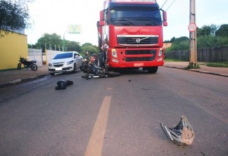 Acidente entre moto e caminhão ocorreu na avenida Estrela Dalva, no Raiar do Sol - Foto: Aldenio Soares