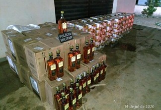 Ao todo, foram apreendidas 120 caixas de cerveja (com 12 latas cada) e 48 caixas de uísque (com seis garrafas cada) - Foto: PMRR