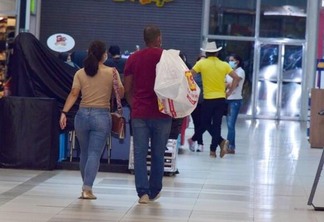 População aproveitou a reabertura do comércio para comprar e passear (Foto: Nilzete Franco / FolhaBV)