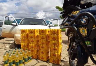 A dupla foi encontrada com 60 litros de cerveja e 27 garrafas de óleo de cozinha - Foto: Divulgação/PRF